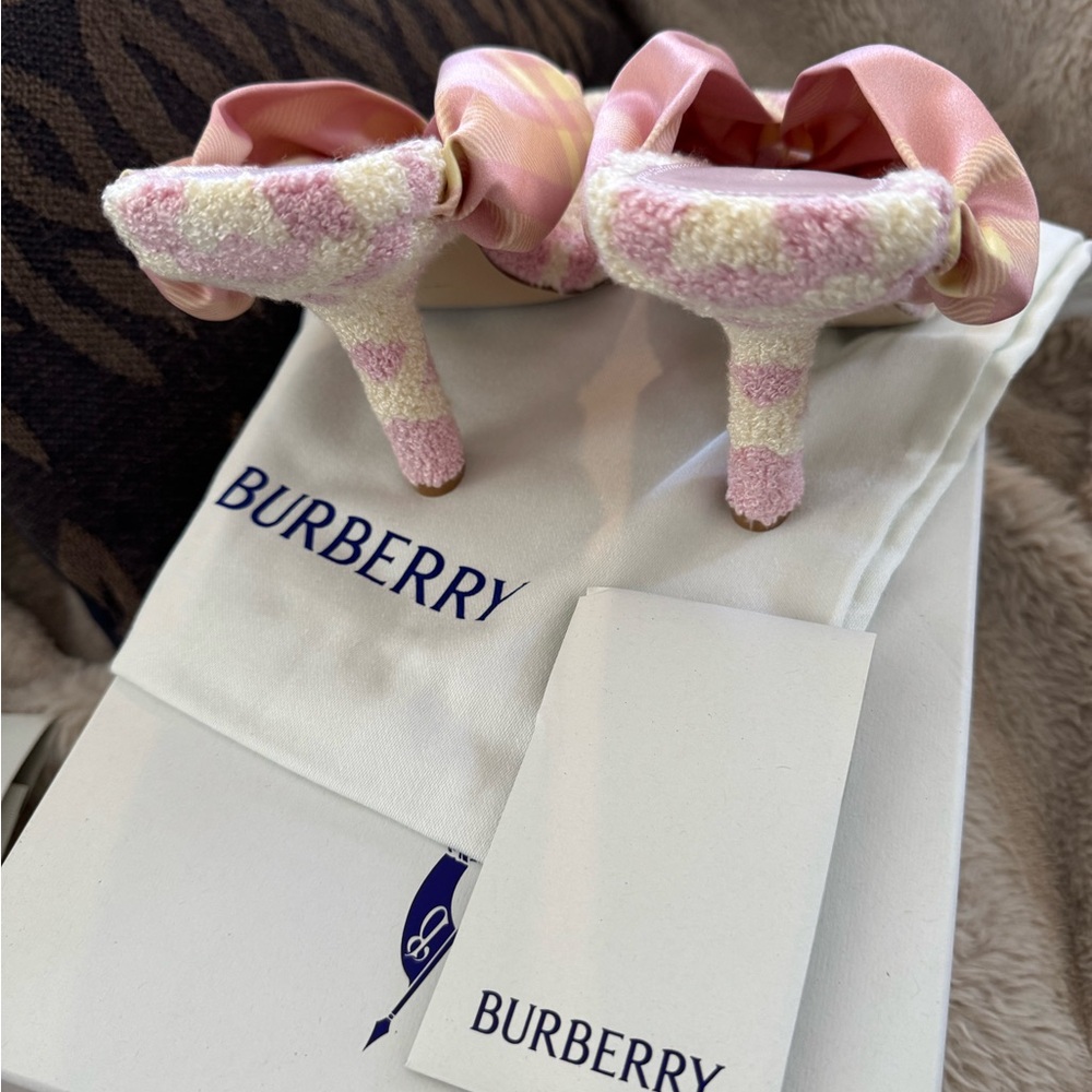 BURBERRY
Pink & Yellow Fabric Heeled Sandals‎ size 36 - Picture 8 of 13